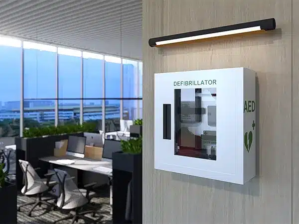 Où installer un défibrillateur dans une entreprise ou un ERP ? Les règles et bonnes pratiques