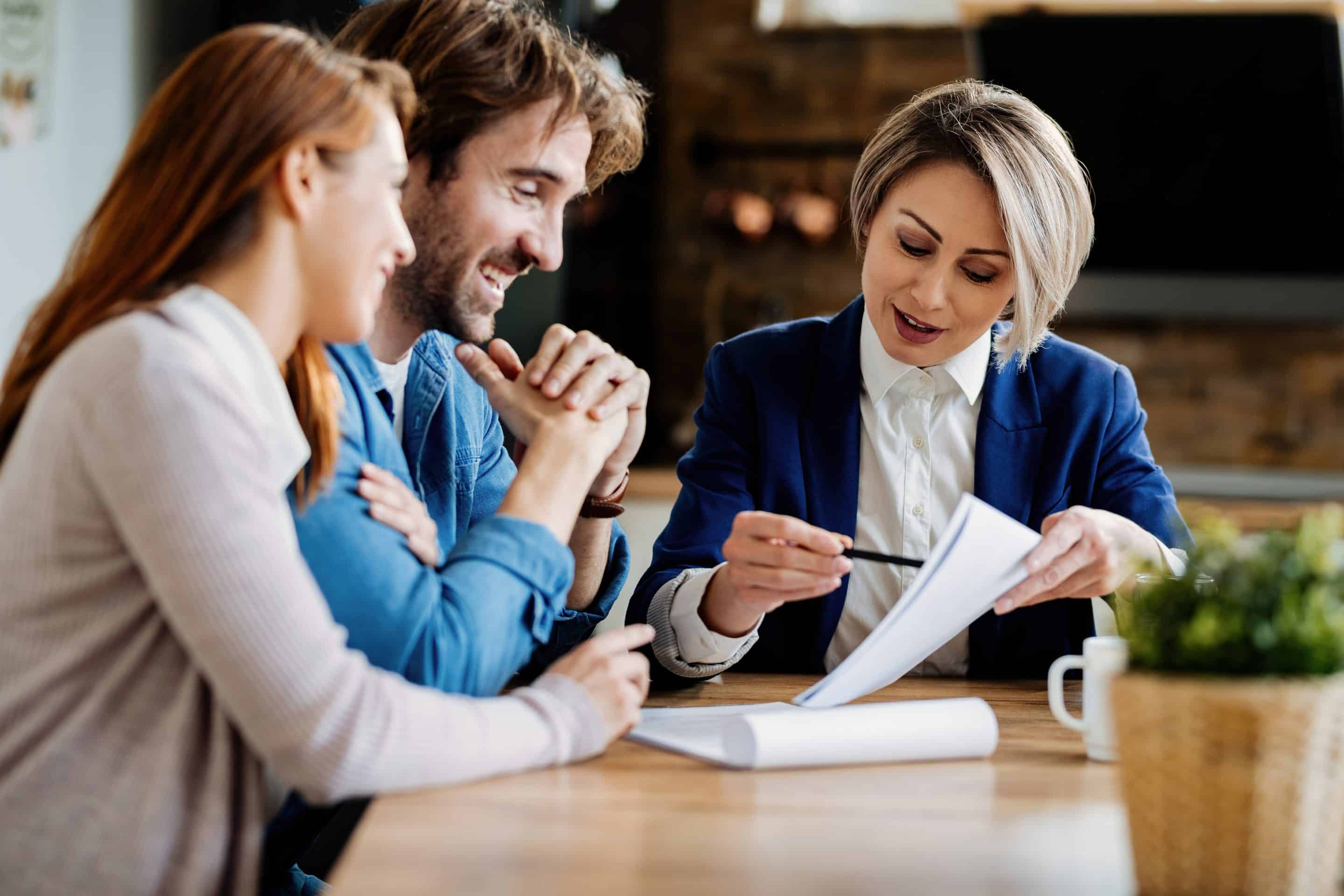 Des professionnels se demandent quel financement ou subvention demander pour leur défibrillateur.